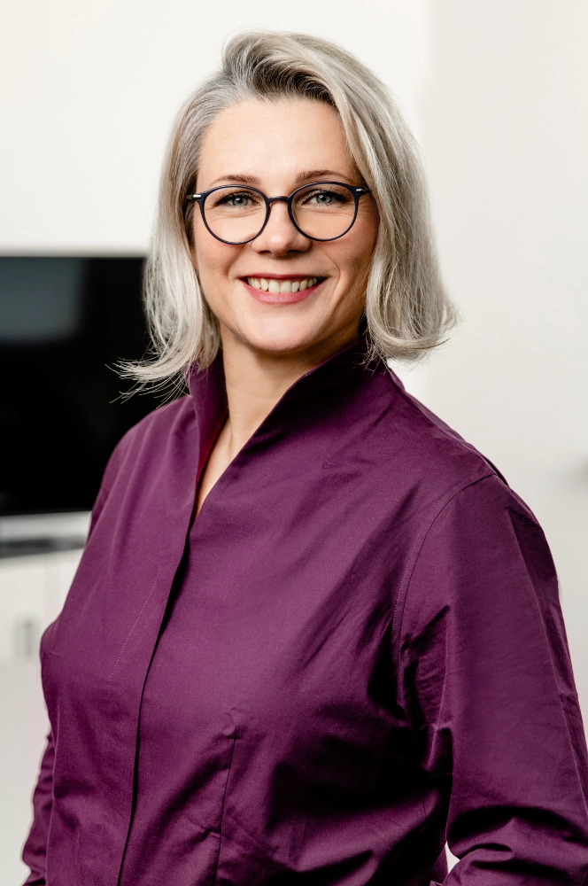 Frau Staudenmaier-Raddatz ist Spezialistin für Bautechnik und Kommunikation in der Hausverwaltung Staudenmaier – dem Spezialisten für Wohnungseigentümer Gemeinschaften